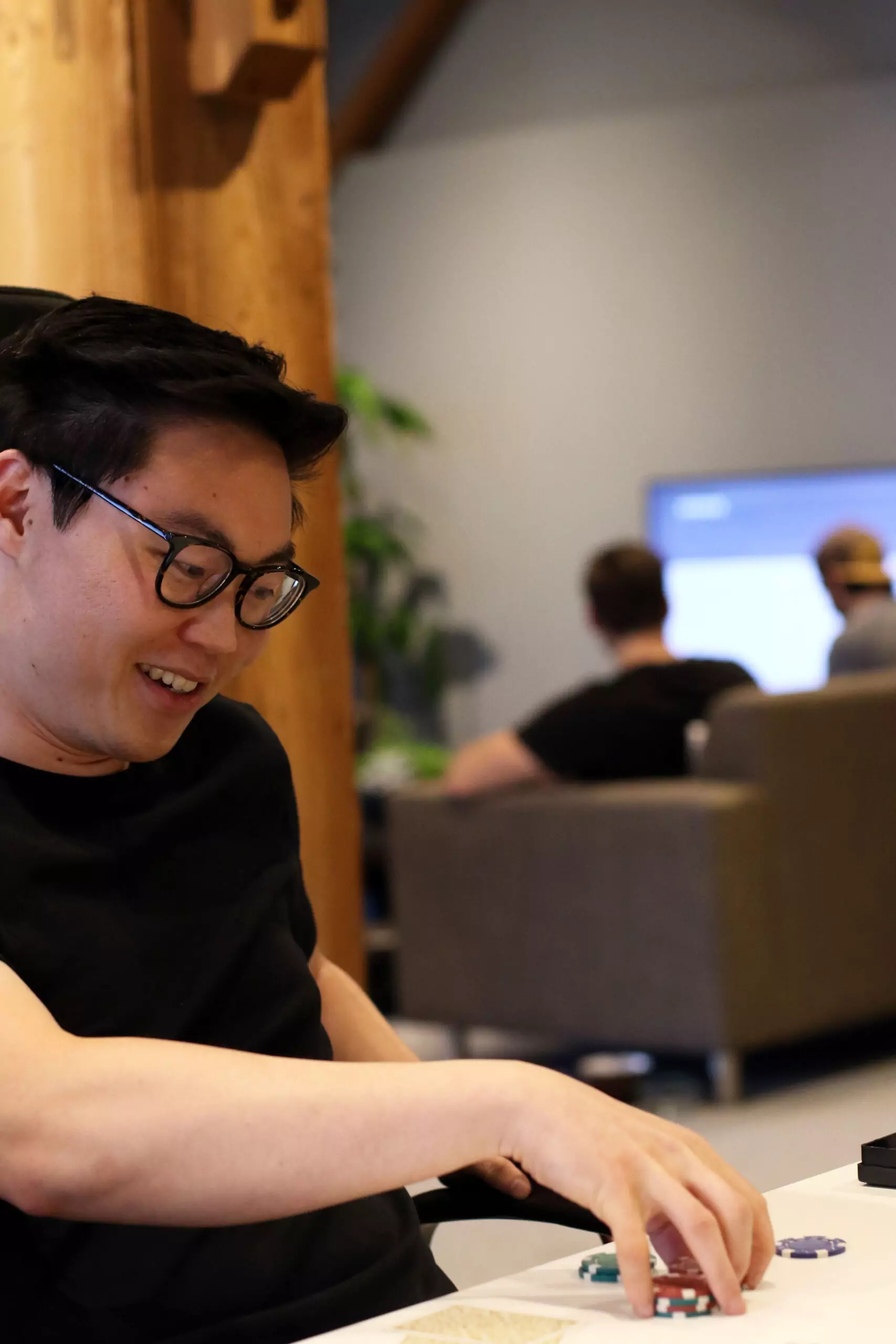 0g9a5249 Happy employee playing